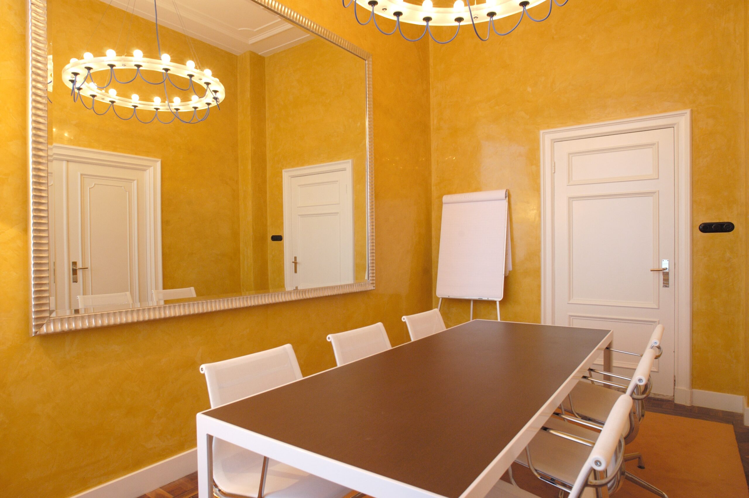 Binnenkant gele kamer herenhuis